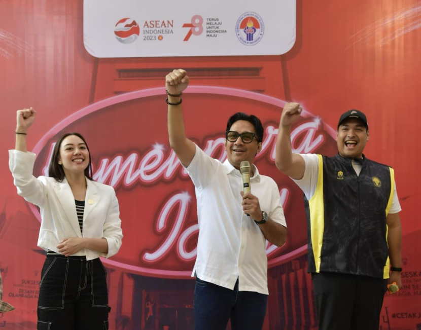 Andre Taulany turut memeriahkan lomba karaoke di Kantor Kemenpora yang bertajuk Kemenpora Idol di Media Center Gedung Graha Pemuda Kantor Kemenpora, Senin (15/8/2023). (Foto:bagus/kemenpora.go.id)