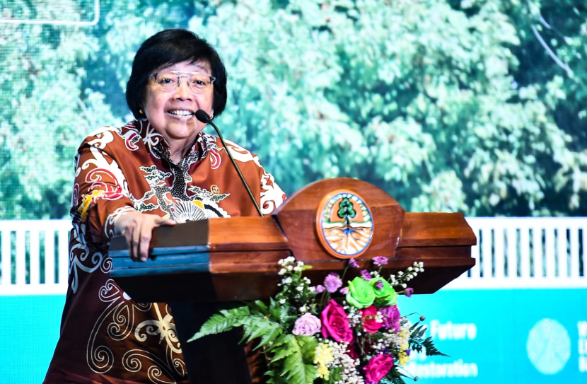 Menteri Lingkungan Hidup dan Kehutanan (LHK) Siti Nurbaya saat membuka rangkaian Workshop Sinergi Perhutanan Sosial bertajuk 'Mewujudkan Keadilan Pengelolaan Lahan kepada Masyarakat' yang digelar Kementerian Lingkungan Hidup dan Kehutanan (KLHK) di Jakarta, Kamis (20/6/2024). (Foto: Istimewa)