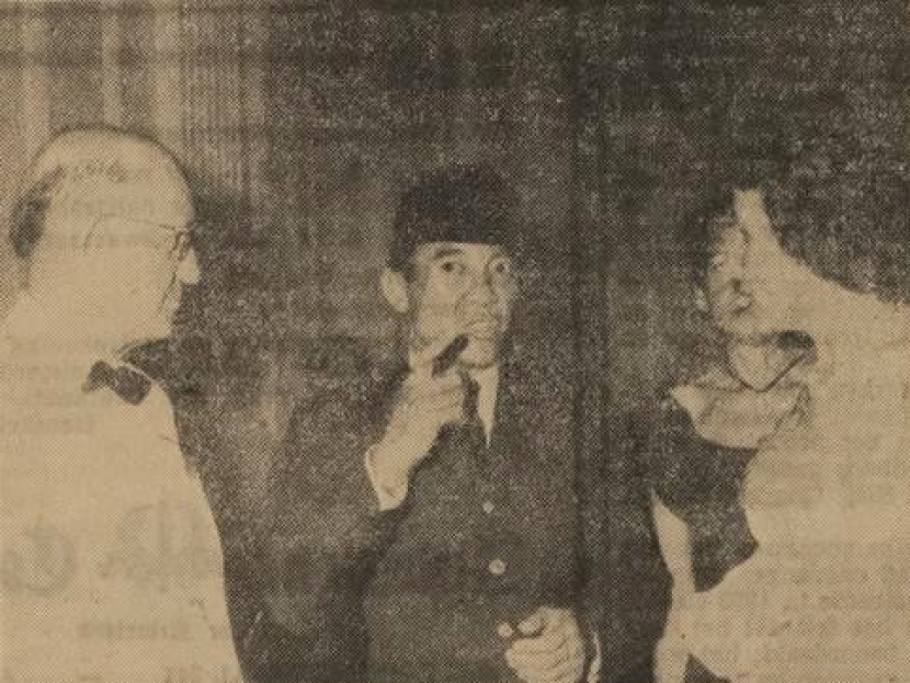 Presiden Sukarno berbincang dengan Dubes Amerika Serikat dan istri pada halal bihalal di Istana Merdeka pada 1957.