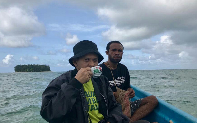 Sedang berada di perairan Malaumkarta, Kabupaten Sorong, Papua Barat Daya, dengan latar belakang Pulau Um. Kelelawar memanfaatkan hutan di Pulau Um sebagai tempat tidur pada siang hari. Nama Jakarta melekat di dalam nama Malaumkarta.