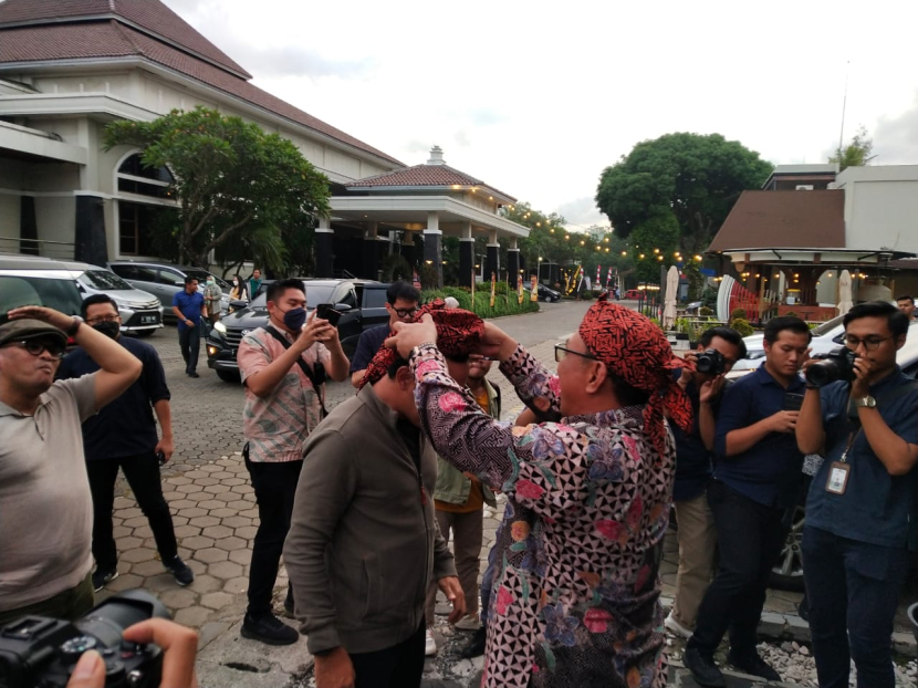 Wali Kota Cilegon Helldy Agustian menyambut Ketua Apeksi sekaligus Wali Kota Bogor Bima Arya Sugiarto saat tiba di Kota Cilegon, Ahad (7/5/2023). Apeksi Tolak Penghapusan Tenaga Honorer. Foto: Diskominfo Kota Cilegon