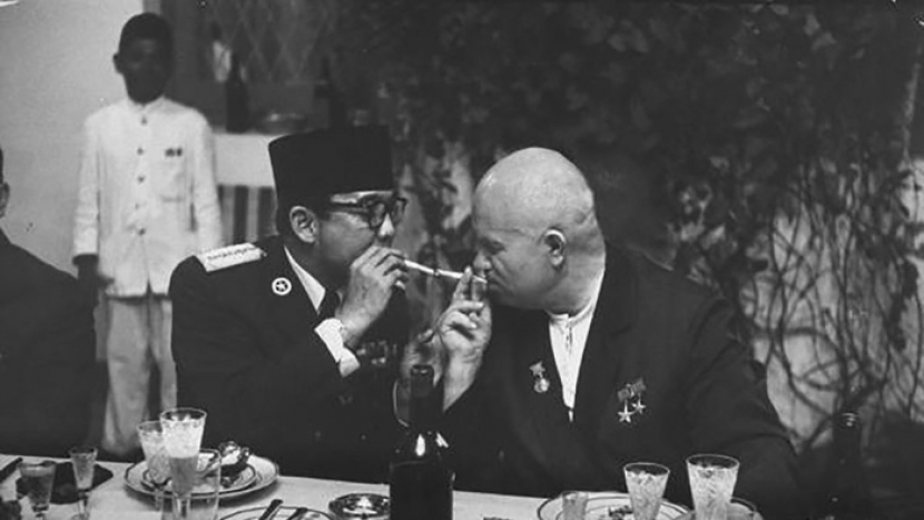 Presiden Soekarno dan Perdana Menteri Uni Soviet, Nikita Sergeyevich Khrushchev.Soekarno pernah memaksa Uni Soviet menemukan makam Imam Bukhari sebagai syarat dia berkunjung ke Moskow.