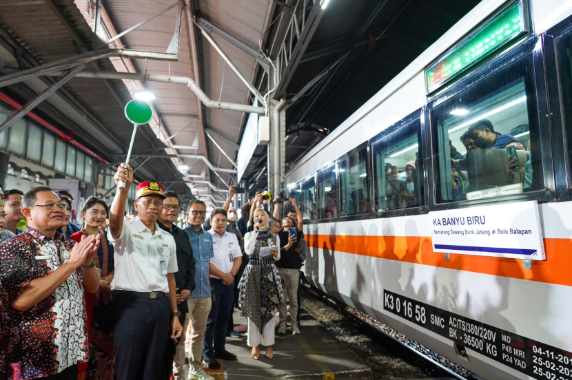 Direktur Utama PT Kereta Api Indonesia, Didiek Hartantyo, saat meresmikan peluncuran kereta api di Stasiun Semarang Tawang Bank Jateng, Kamis (1/6).