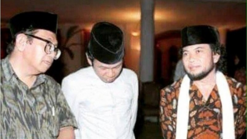 Gus Dur (kiri), KH Zainuddin MZ (tengah), Rhoma Irama (kanan) setelah menghadiri kegiatan kebudayaan di kediaman Setiawan Djody tahun 1991. Gus Dur dan Rhoma Irama pernah terlibat konflik karena kasus goyang ngebor Inul Daratista. Foto: Facebook KH Zainuddin MZ. 