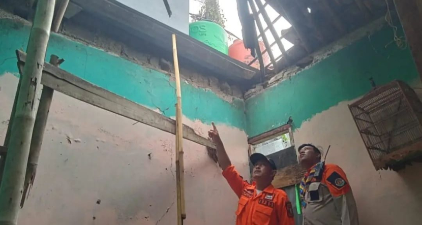 Salah satu rumah di Kota Sukabumi yang rusak karena bencana
