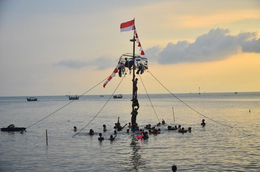 Lombaa Panjat Pinang. Panjat pinang digelar untuk menghormati kelahiran Ratu Belanda, Wilhelmina Helena Pauline Marie van Orange-Nassau. Foto: Republika