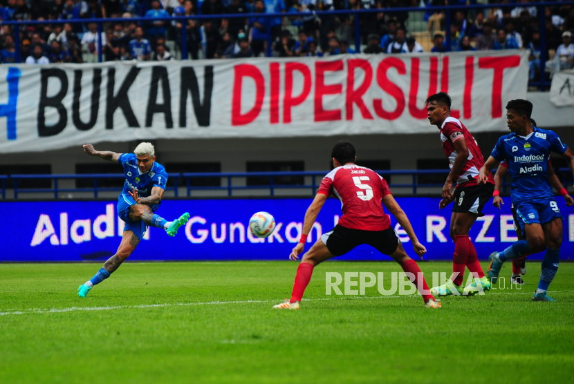 Striker Persib Ciro Alves menendang bola ke arah gawang Madura United pada laga BRI Liga 1 Indonesia di Stadion GBLA, Bandung, Ahad (2/6/2023).(Foto:Yogi Ardhi/Republika)  