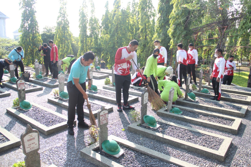 Kemenkumham Jateng Gelar Aksi Bersih Bersih Taman Makam Pahlawan