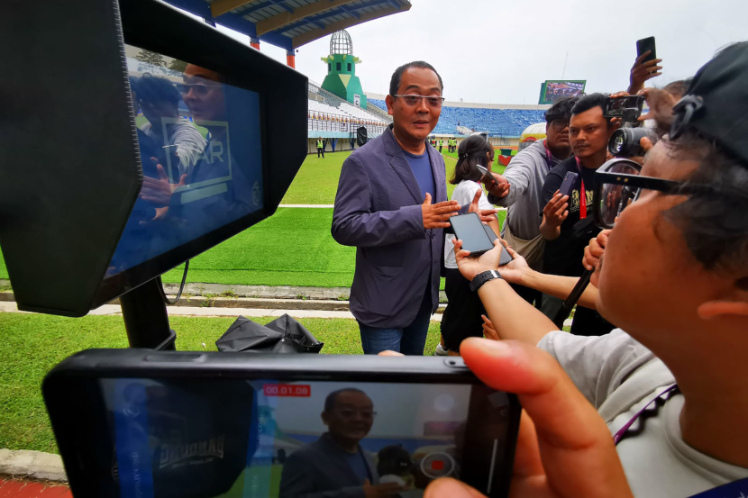 Manajer Media dan Hubungan Masyarakat PT LIB Hanif Marjuni penggunaan VAR Mobile di Stadion Si Jalak Harupat, Sabtu (18/5/2024). (Foto: Yogi Ardhi/Republika Network)