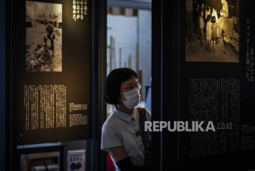 Seorang pengunjung melihat foto-foto yang diambil oleh jurnalis foto Amerika Joe O'Donnell di Jepang segera setelah Jepang menyerah selama Perang Dunia II, di Kyoto Butsuryu Meseum di Kyoto, Jepang, 2 Agustus 2020 (dikeluarkan 06 Agustus 2020). Foto: EPA-EFE/DAI KUROKAWA