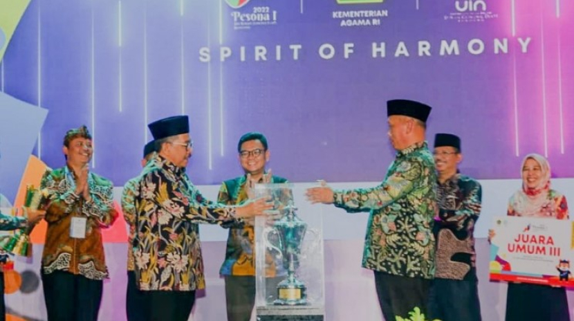 Wakil Menteri Agama Zainut Tauhid Sa'a (kiri) menyerahkan piala juara umum Pesona I kepada Rektor UIN Sunan Gunung Djati Bandung Prof Mahmud (kanan), di Bandung, Jawa Barat (12/08/22). Foto : kemenag.go.id