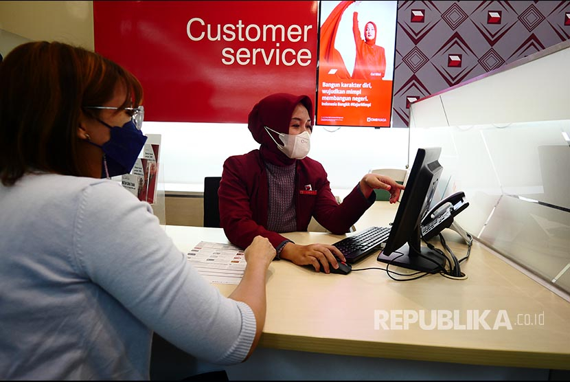 Nasabah bank sedang mendapatkan pelayanan dari staf pelayanan pelanggan. 'Pelayanan pelanggan' dijadikan padanan dari 'customer service' (foto: yogi ardhi/republika).