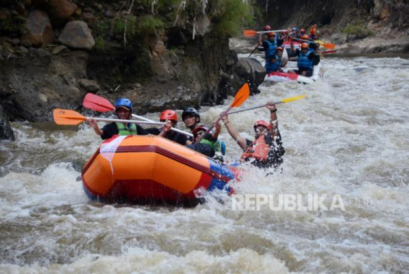 Hulu Sungai Cimanuk, di Kabupaten Garut menjadi daya tarik wisata air bagi yang banyak digemari pelancong. (Republika/Edi Yusuf)