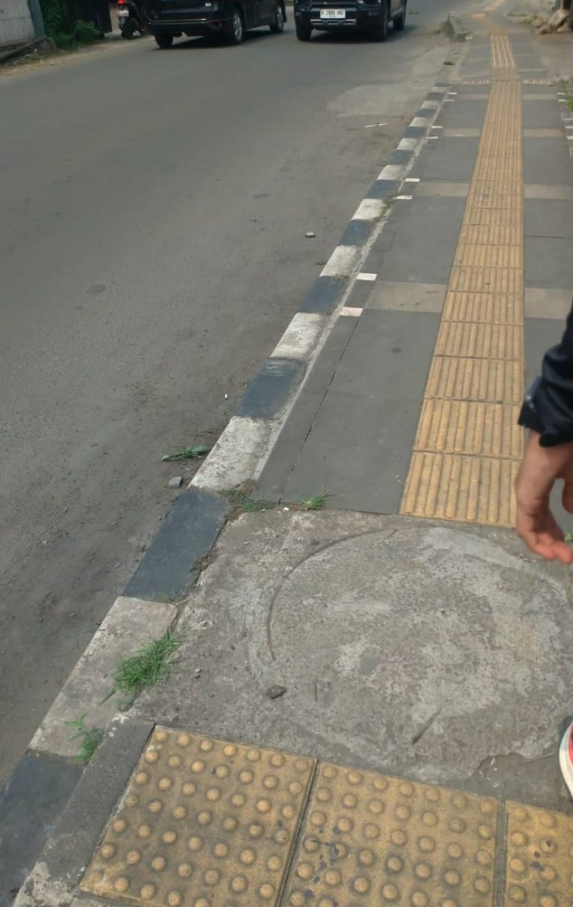 Tutup bak kontrol yang hilang, kemudian ditutup permanen dengan semen oleh warga. Foto diambil pada Senin (15/5/2023). Foto: Magenta/Dok. Pribadi