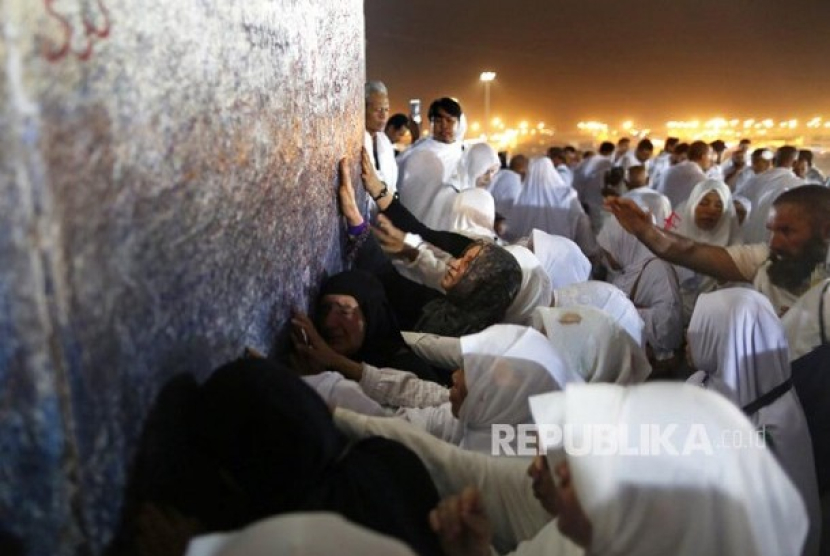 Jamaah haji mengerumuni pilar Jabal Rahmah saat berwukuf di Padang Arafah, Makkah, Arab Saudi. Bacaan Talbiyah<a href=