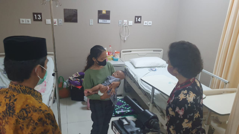 Salah satu pasien yang telah menjalani Operasi Gratis Bibir Sumbing sedang dikunjungi oleh Ketua Yayasan Syubbanul Wathon KH. Achmad Izzudin dan Direktur Siloam Hospitals ibu Monica Lambong (kanan). (foto: rsu syubbanul wathon/siloam)