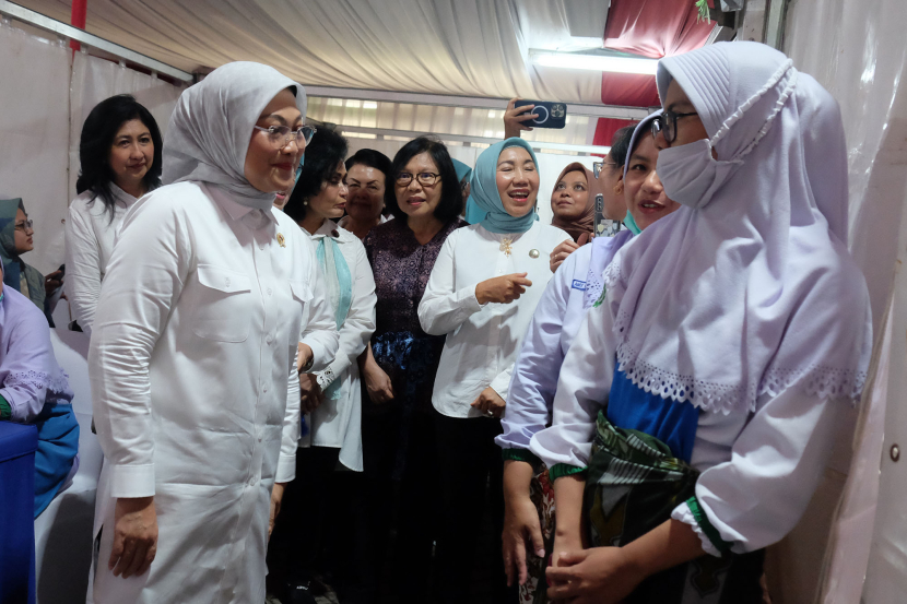 Menteri Ketenagakerjaan Ida Fauziyah  didampingi Direktur Indofood CBP Tan Suzi Indriani berbicara dengan karyawan Program Aksi Pemeriksaan IVA di PT Indofood CBP Sukses Makmur Tbk, Bekasi, Rabu (19/6/2024). Pemeriksaan IVA (Inspeksi Visual dengan Asam Asetat) ini sebagai metode deteksi dini kanker serviks pada tenaga kerja perempuan.