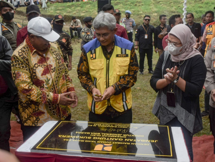 Direktur Jenderal Bina Marga Kementerian Pekerjaan Umum dan Perumahan Rakyat (PUPR) Hedy Rahardian di dampingi Bupati Indramayu Nina Agustina melakukan penandatanganan prasasti tanda diresmikannya Jembatan Gantung Sukawera di Desa Sukawera, Kecamatan Kertasemaya. (Diskominfo Indramayu)
