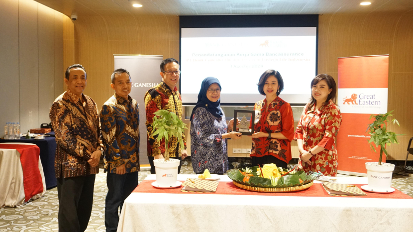 Suroso (Direktur Kepatuhan dan Risk Bank Ganesha), Arif Wicaksono (Direktur Operasional, Finance dan Treasury Bank Ganesha), Setiawan Kumala (Wakil Presiden Direktur Bank Ganesha), Lenny Sugihat (Presiden Direktur Bank Ganesha), Nina Ong (Presiden Direktur Great Eastern Life Indonesia), dan Sisca Then (Direktur Bancassurance Great Eastern Life Indonesia) (dari kiri ke kanan) saat menerima simbolisasi kerja sama dari Bank Ganesha kepada Great Eastern Life Indonesia pada 1 Agustus 2024, di Hotel Mercure, Harmoni, Jakarta. (Foto: Istimewa)