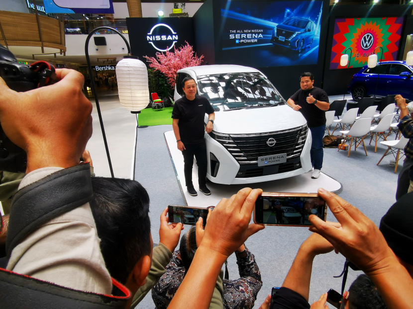 Presiden Direktur PT Nissan Motor Distributor Indonesia (NMDI) Evensius Go (kiri) memperkenalkan Nissan Serena e-Power kepada khalayak Bandung, Selasa (17/9/2024).