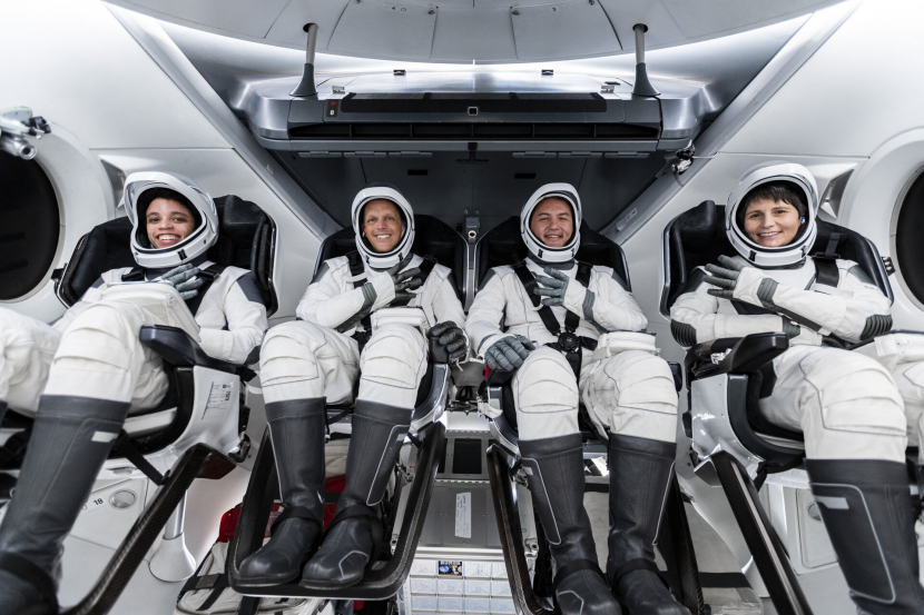 Astronot ESA, Samantha Cristoforetti (kanan) tersenyum bersama teman-teman Kru-4-nya selama sesi pelatihan di markas SpaceX di Hawthorne, California, AS. Samantha akan terbang ke ISS pada Maret 2022. Gambar: ESA