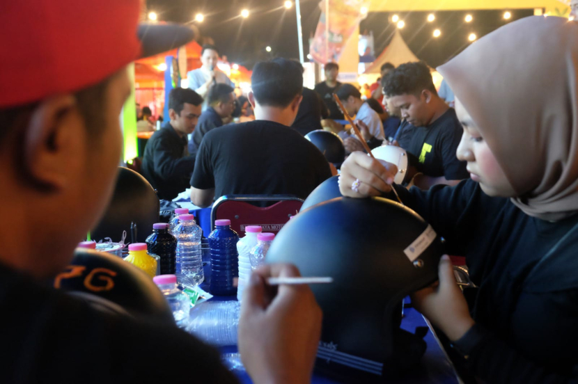 Suasana 'Helmet Art Painting Workshop' di Festival Kota Lama Semarang, Jumat (8/9/2023). Para peserta dari berbagai kalangan usia berkumpul untuk menghiasi helm dengan mengekspresikan imajinasi mereka (foto: humas fifgroup).