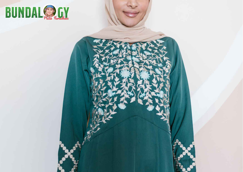 Gamis hijau atau seragam busana Muslim serba hijau menyempurnakan dekorasi Idul Fitri keluarga.