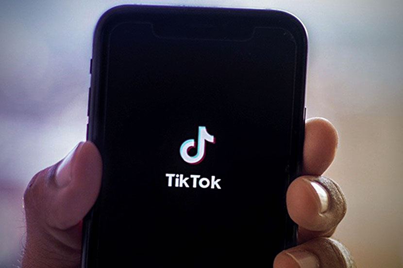 Tulisan atau logo TikTok di smartphone.