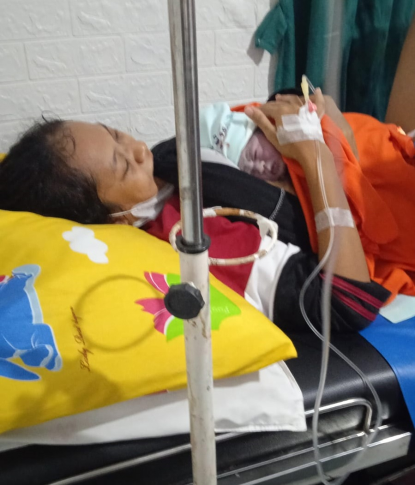 Baznas Kota Depok membantu biaya pengobatan bayi Ibu Sopiantih yang baru berumur dua hari, dan saat ini dirawat di RSUD Depok, pada Selasa (1/11/2022). (Foto-foto: Dok Baznas Kota Depok)