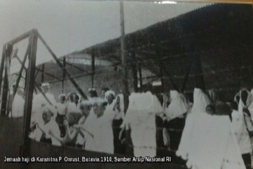 Jamaah haji menjalani karantina di Pulau Onrust. Foto: ANRI