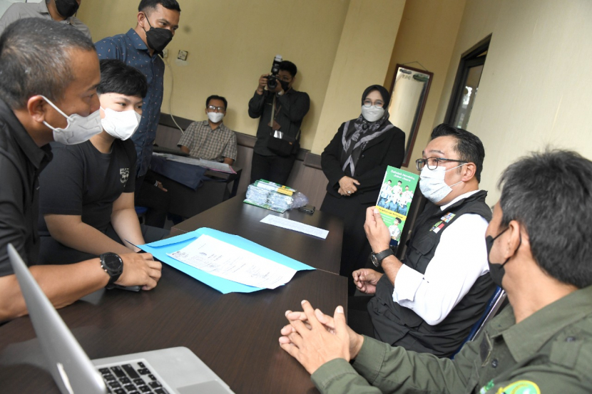 Gubernur Jawa Barat Ridwan Kamil saat memantau PPDB 2022 di Jabar