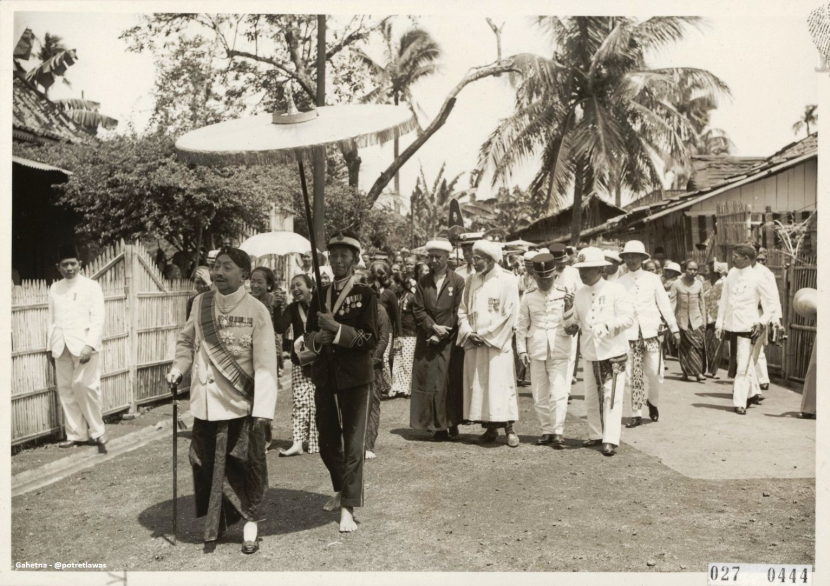 Paku Buwono X hendak menziarahi kubur Sayyid Alaydrus Luar Batang di Batavia, Februari 1937. 