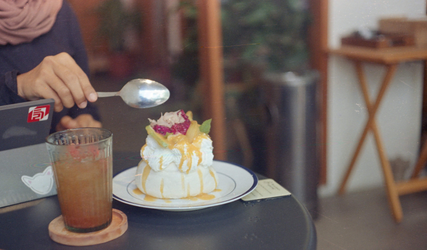 Salah satu menu andalan di Seroja Bake, Pavlova Musim Buah, dengan minuman Teh Kecombrang Stroberi. 3