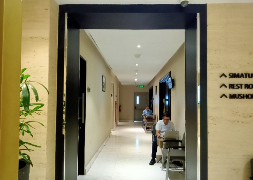 Lorong yang di sisinya disediakan meja kursi disebut foyer.