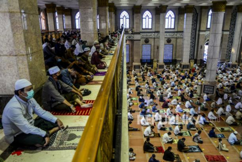 Sejumlah umat Muslim menunggu waktu pelaksanaan shalat Idul Fitri 1442 Hijriah di Masjid Dian Al-Mahri, Depok, Jawa Barat. Foto: Republika/Putra M. Akbar