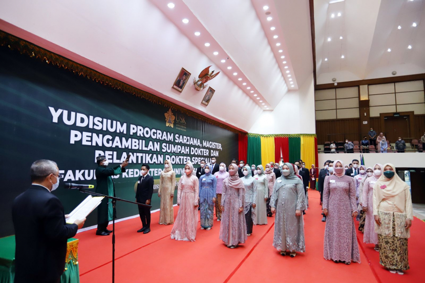 Fakultas Kedokteran Universitas Syiah Kuala (FK USK) melaksanakan yudisium program sarjana, magister, pengambilan sumpah dokter dan pelantikan dokter spesialis, di Gedung AAC Dayan Dawood, Banda Aceh (3/2). Foto :USK