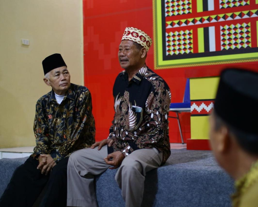 Dua orang juru Kias di Lampung, Jamaludin Gr. Raja Minti Gama dan Bun Yamin Dalom Kasim (tengah). (Dokumentasi Tim Kepedulian Masyarakat UI tahun 2022).