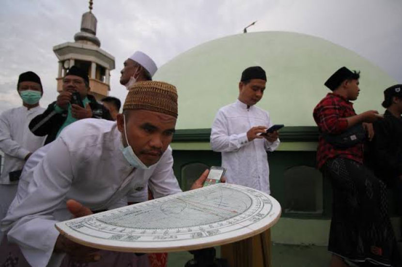 Keterangan:Pengurus NU Bidang Falakiyah sedang memantau hilal.