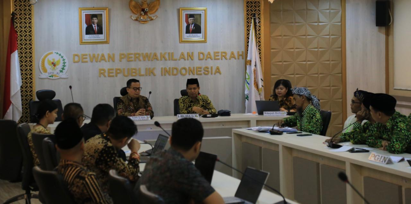 Senator DPD asal Jawa Tengah Dr Abdul Kholik melakukan diskusi dengan para pengampu pendidikan dan pengurus organisasi guru di Gedung DPD, beberapa hari lalu.  