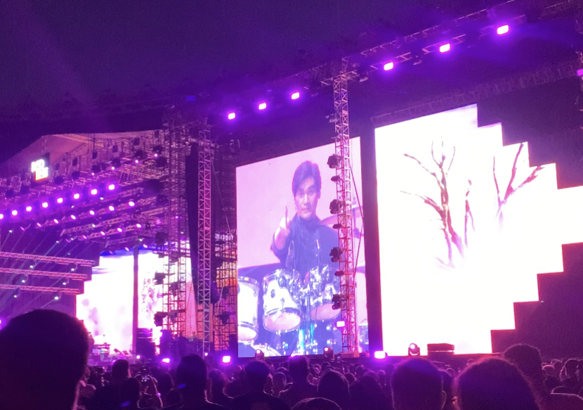 Drummer Tyo Nugros, saat disorot kamera sembari menunjuk ke arah penonton dengan stik drumnya, dalam konser Dewa 19 featuring All Stars di Stadion Utama Gelora Bung Karno, Sabtu (12/8/2023). Dok Rahma Sulistya