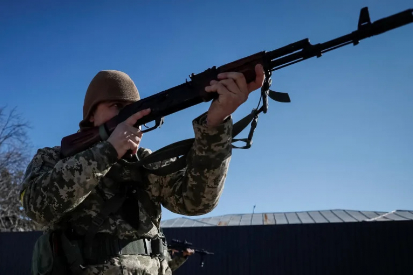 Anggota baru Pasukan Pertahanan Teritorial Ukraina berlatih dengan senjata yang baru diterima di Kyiv, Ukraina