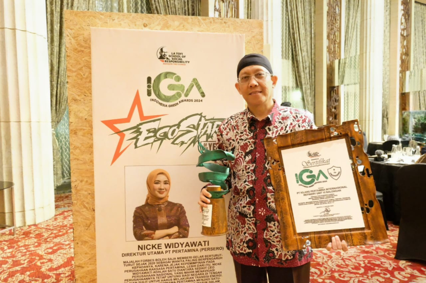 Area Manager Communication, Relations & CSR PT KPI RU VI Balongan Mohamad Zulkifli menerima penghargaan  Indonesia Green Award (IGA) 2024. (dok Matapantura.republika.co.id)