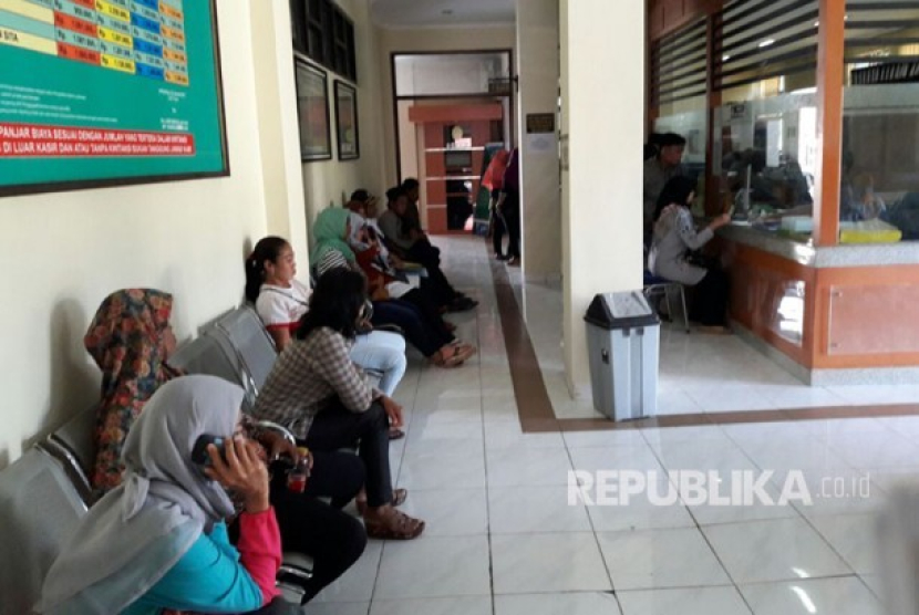 Sejumlah orang sedang mengajukan pendaftaran perceraian di Pengadilan Agama Kabupaten Indramayu. (Dok. Republika)