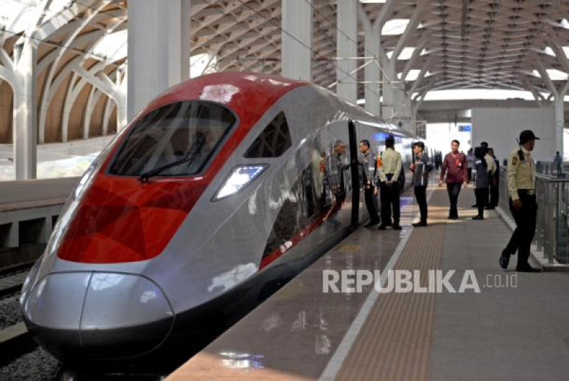 PT Kereta Cepat Indonesia-China (KCIC) membuka lowongan kerja untuk 16 posisi. (Dok. Republika)