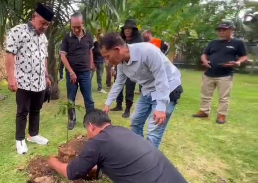 Tokoh masyarakat Kota Depok, Haji Yahman (berpeci) mengajak wartawan PWI Kota Depok untuk melestarikan lingkungan yang asri dengan menanam pohon Alpukat di Taman PWI Kota Depok, Jumat (30/09/2022).