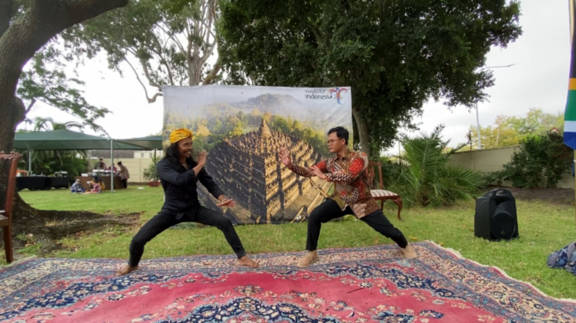 Yayan Ruhian memeragakan gerakan pencak silat di kelas bahasa Indonesia di Afrika Selatan (kemlu.go.id)