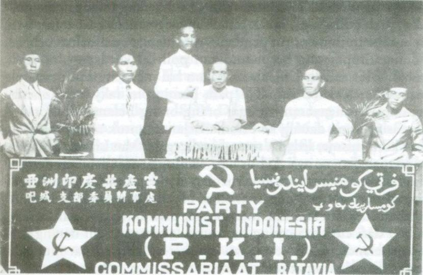 Partai Komunis Indonesia (PKI). Orang Betawi yang kuat memegang agama tidak senang terhadap komunis.