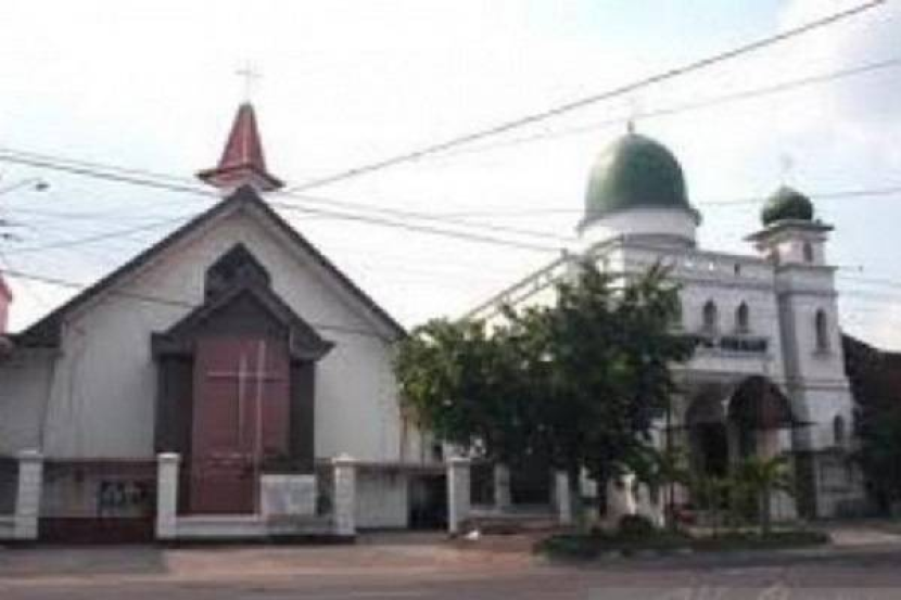 Masjid Al Hikmah berdampingan dengan Gereja Kisten Jawa (GKJ) di Kratonan Solo,