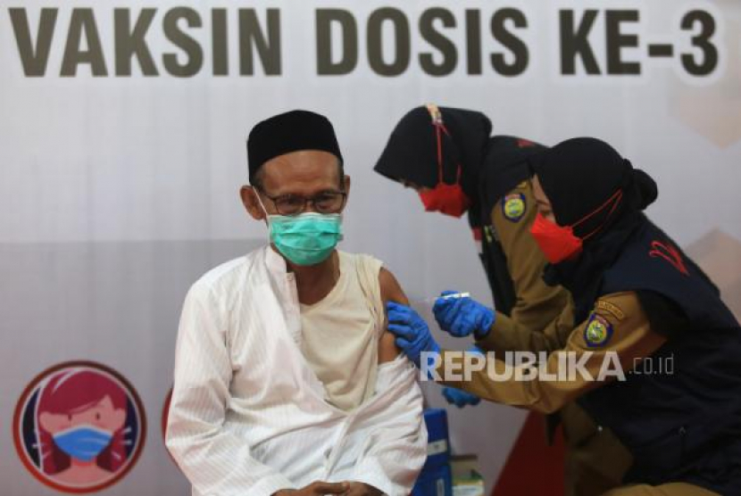 Warga Indramayu disuntik vaksin tahap III (booster). (dok)