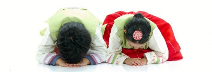 Masyarakat Korea melakukan salam <i>jeol<i> saat mengikuti hari raya. (istimewa/quora)